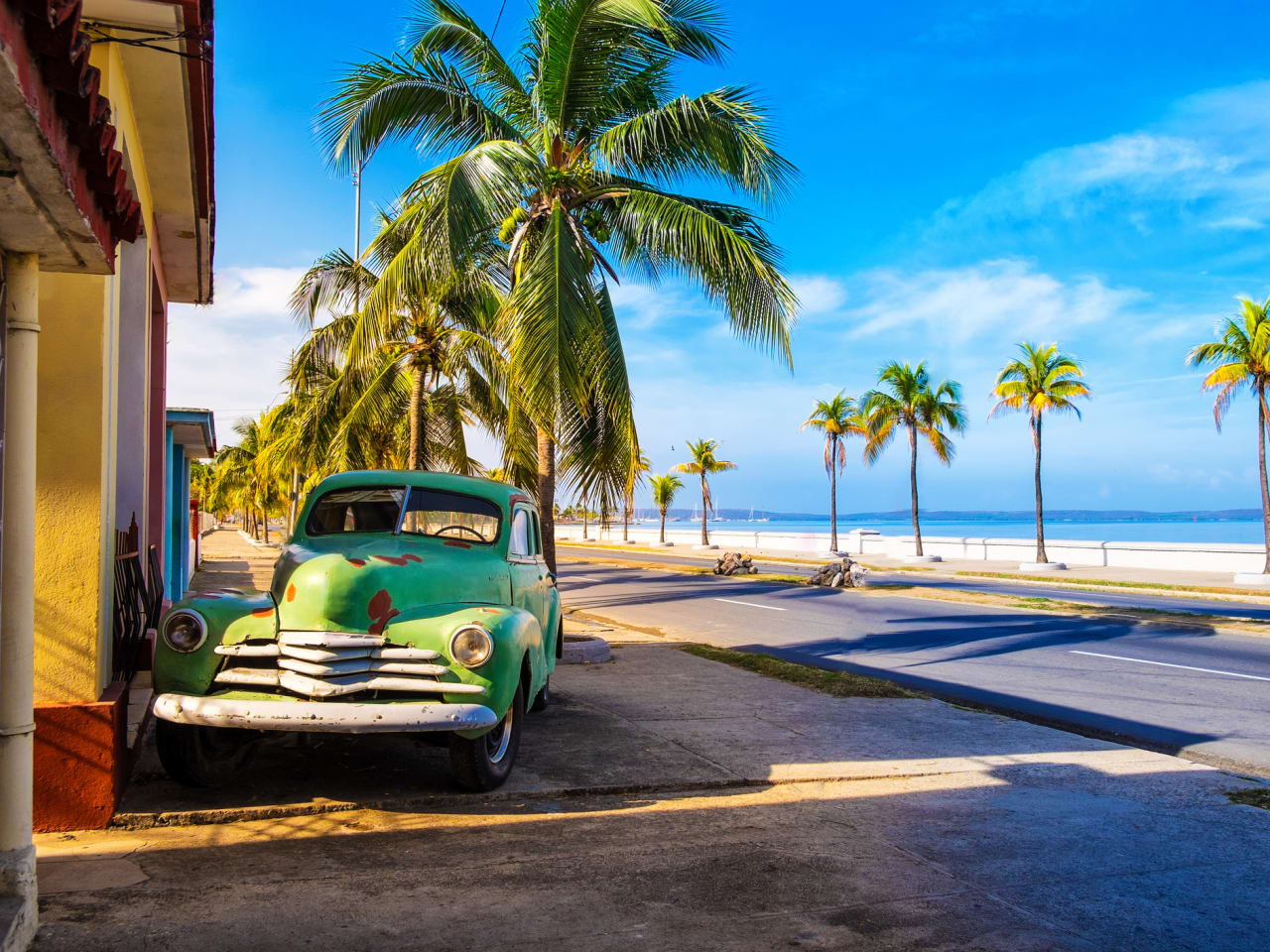 Alter roter amerikanischer Oldtimer auf Kuba ©iStock.com/zodebala