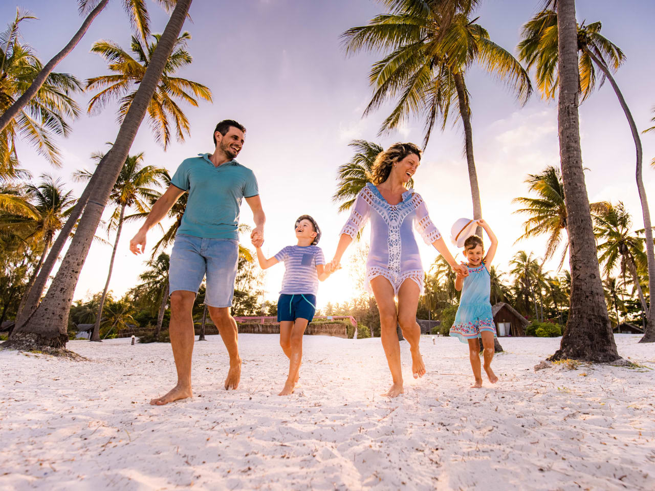 Familie am Strand ©skynesher/E+ via Getty Images