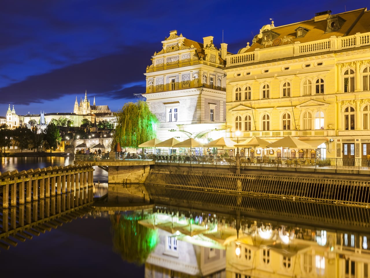 Bedřich Smetana Museum und das Club Restaurant Lavka, Prag, Tschechische Republik © Westend61/Westend61 via Getty Images