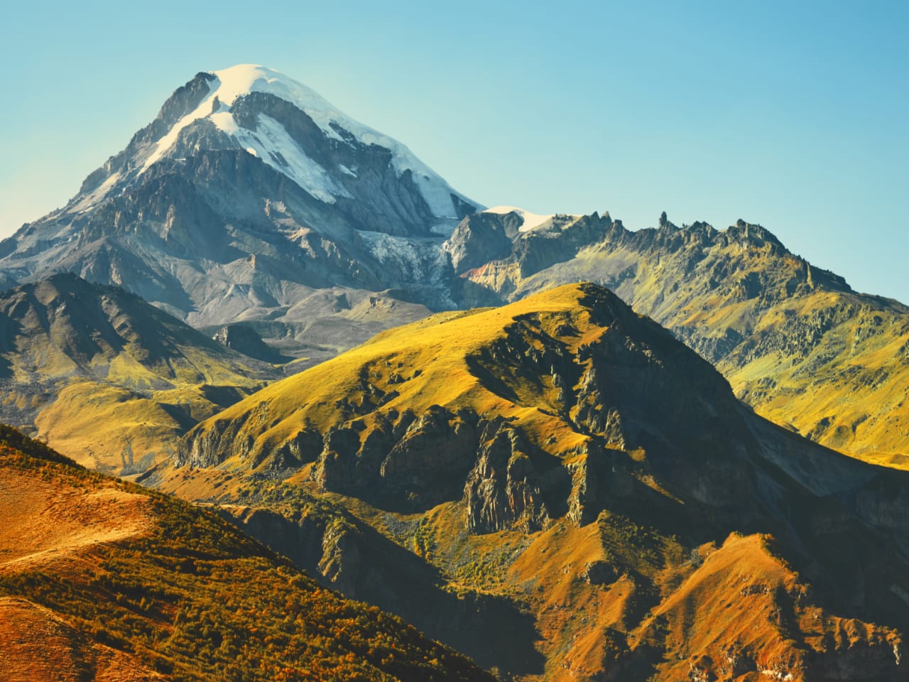 Berg Kazbek, Georgien © myshkovsky/iStock / Getty Images Plus via Getty Images