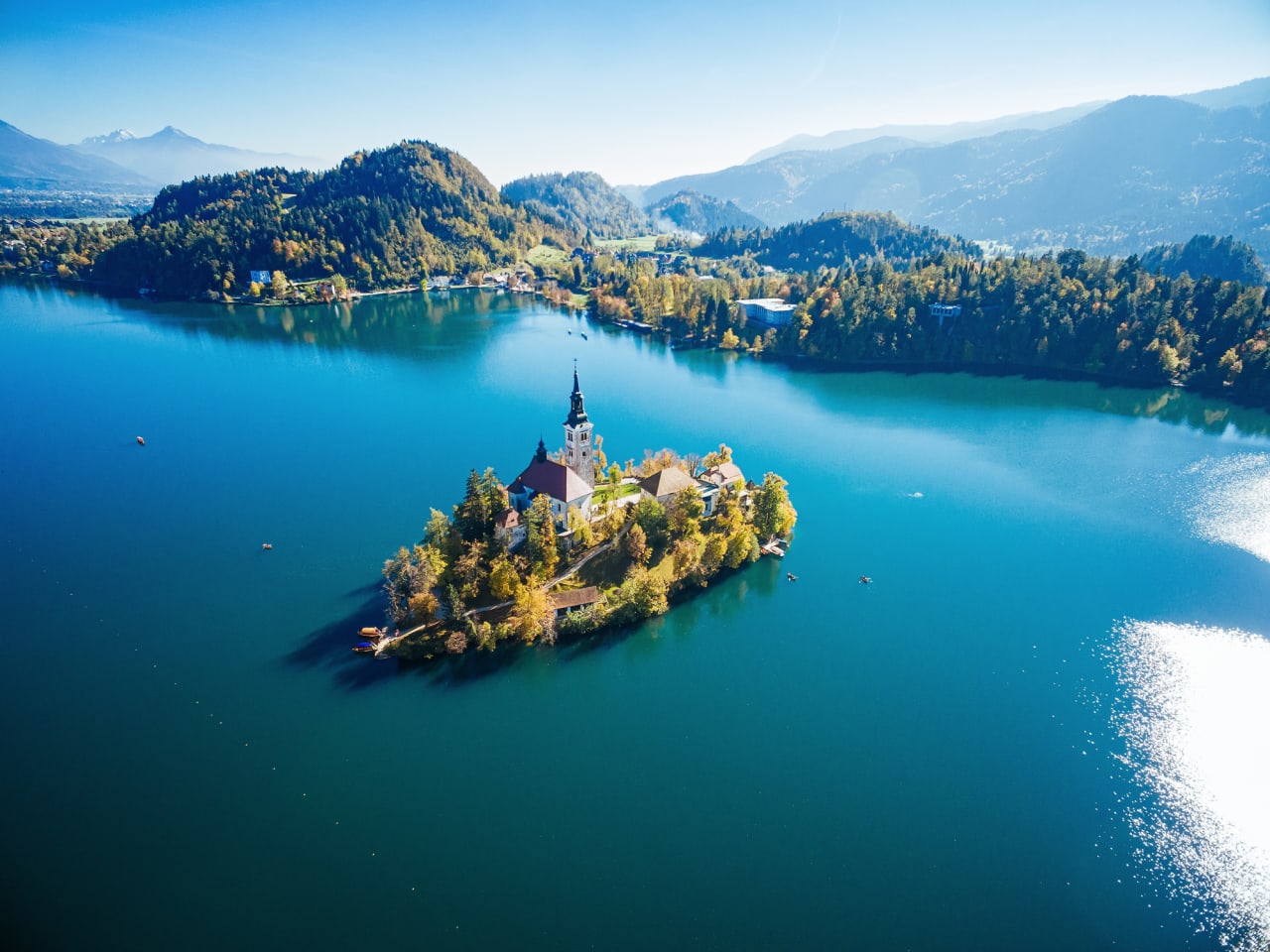 Bleder See mit der Insel Bled, Slowenien © iStock.com/mbbirdy