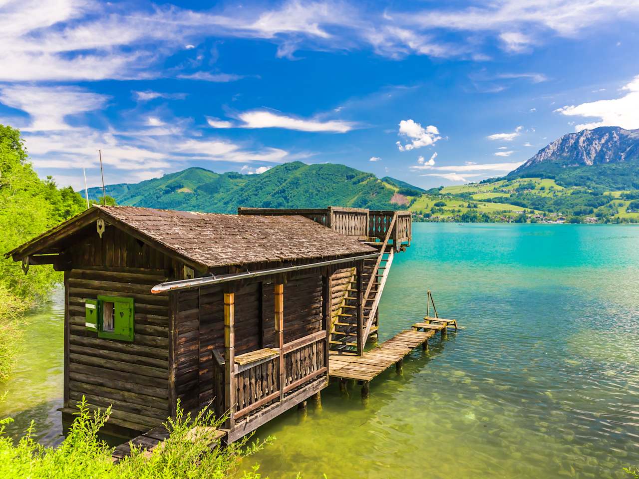 Bootshaus aus Holz an einem See