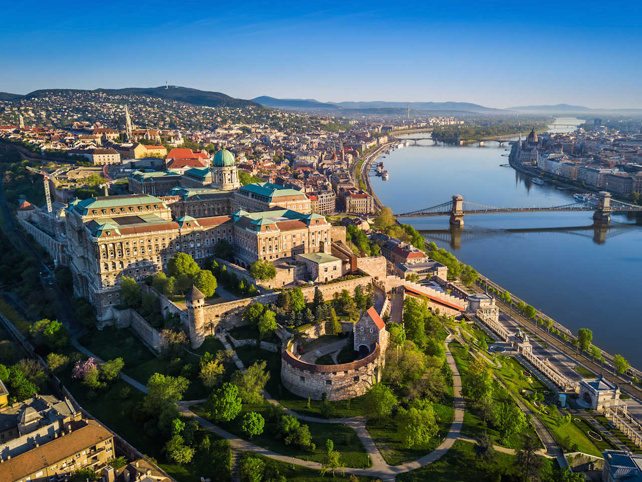 Budapest in Ungarn, Türme der Fischerbastei in Budapest, gettyimages.de, © ZoltanGabor