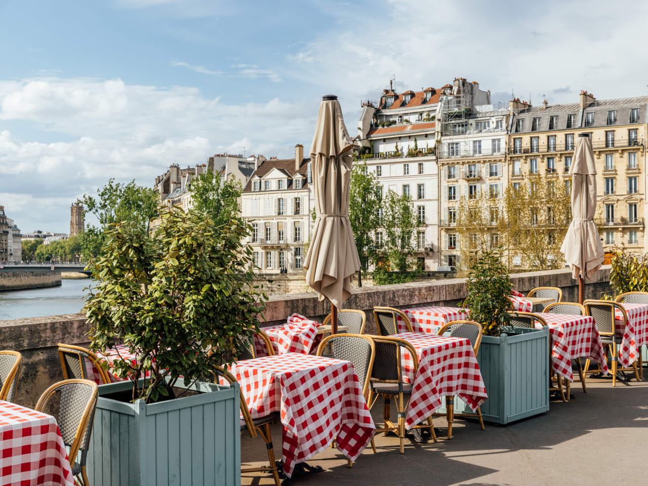 Cafe an der Seine, Paris, Frankreich © Alexander Spatari/Moment via Getty Images
