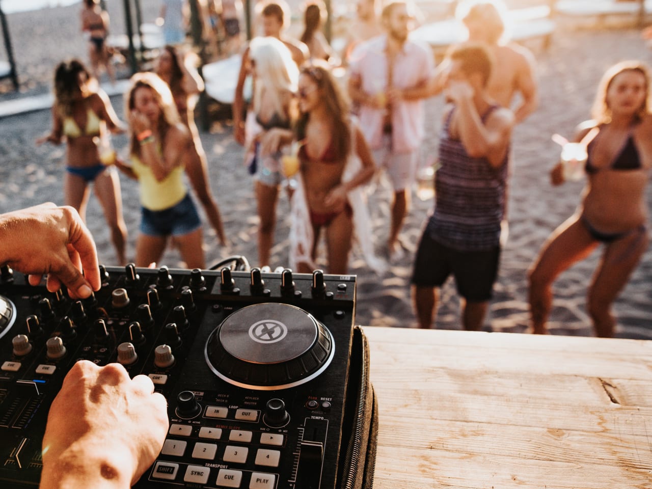 DJ auf einer Strandparty ©skynesher/E+ via Getty Images