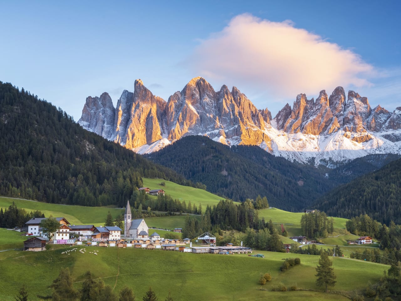 Der idyllische Santa Maddalena in Val di Funes, Südtirol © iStock.com/DieterMeyrl