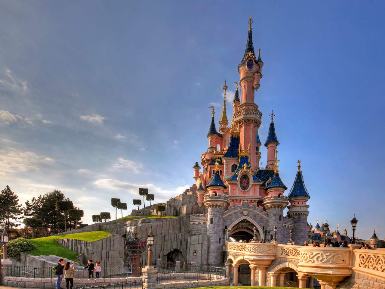 Ein pinkes Schloß mit hohem Turm