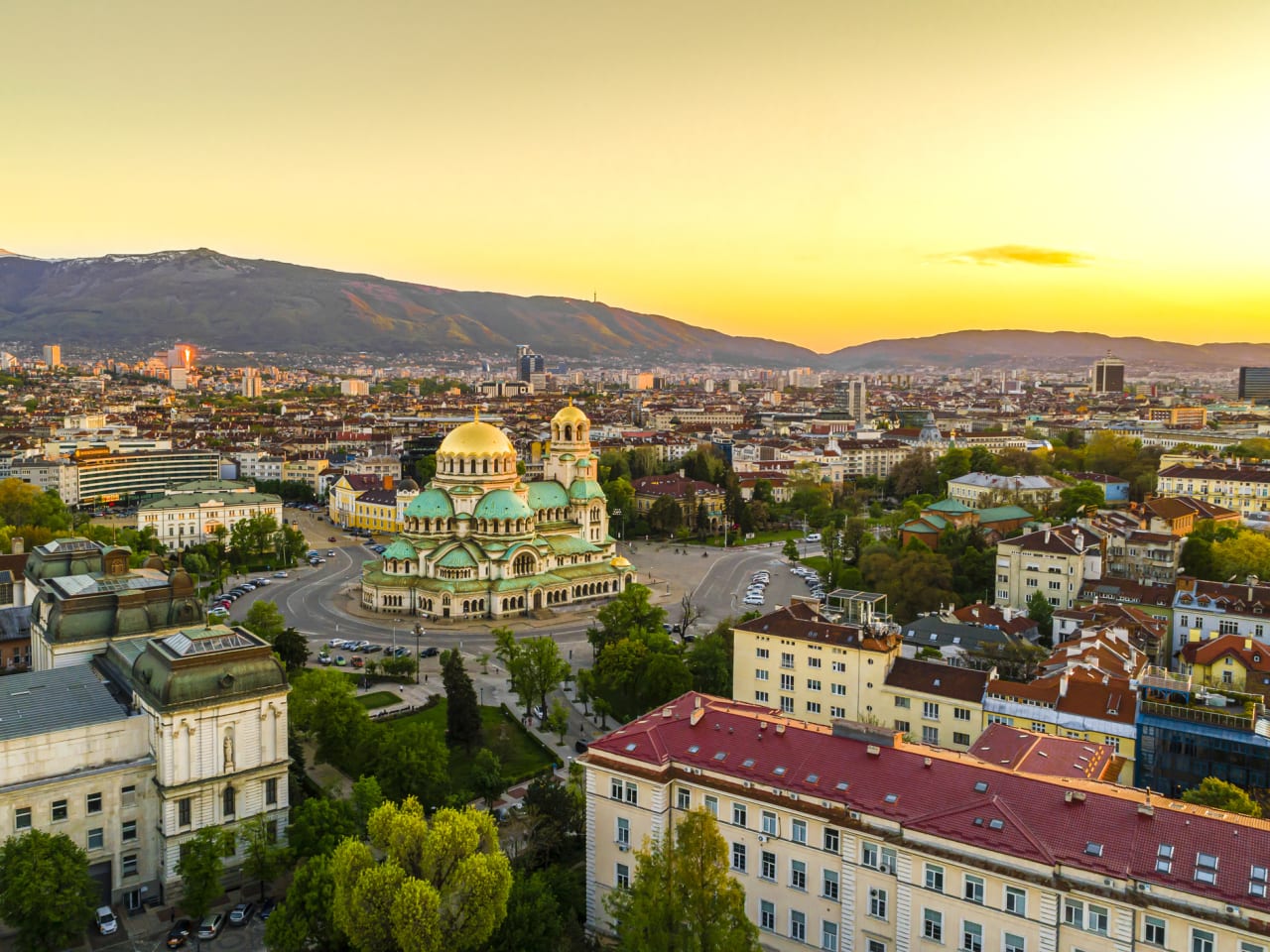 Drohnenaufnahme der Innenstadt von Sofia, St. Alexader Nevski Kathedrale in der Mitte © iStock.com/Media Trading Ltd