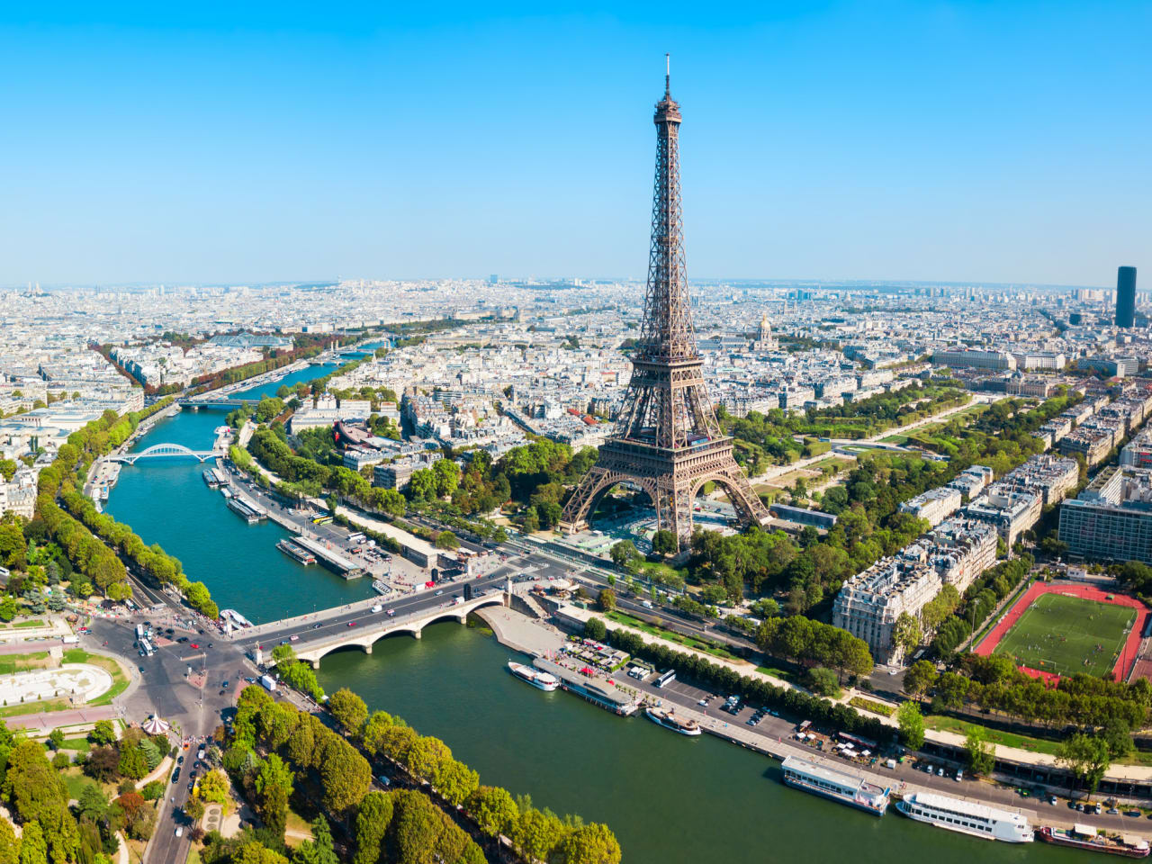 Blick auf die Stadt Paris mit dem Eiffelturm im Mittelpunkt, Frankreich. © saiko3p/iStock / Getty Images Plus via Getty Images