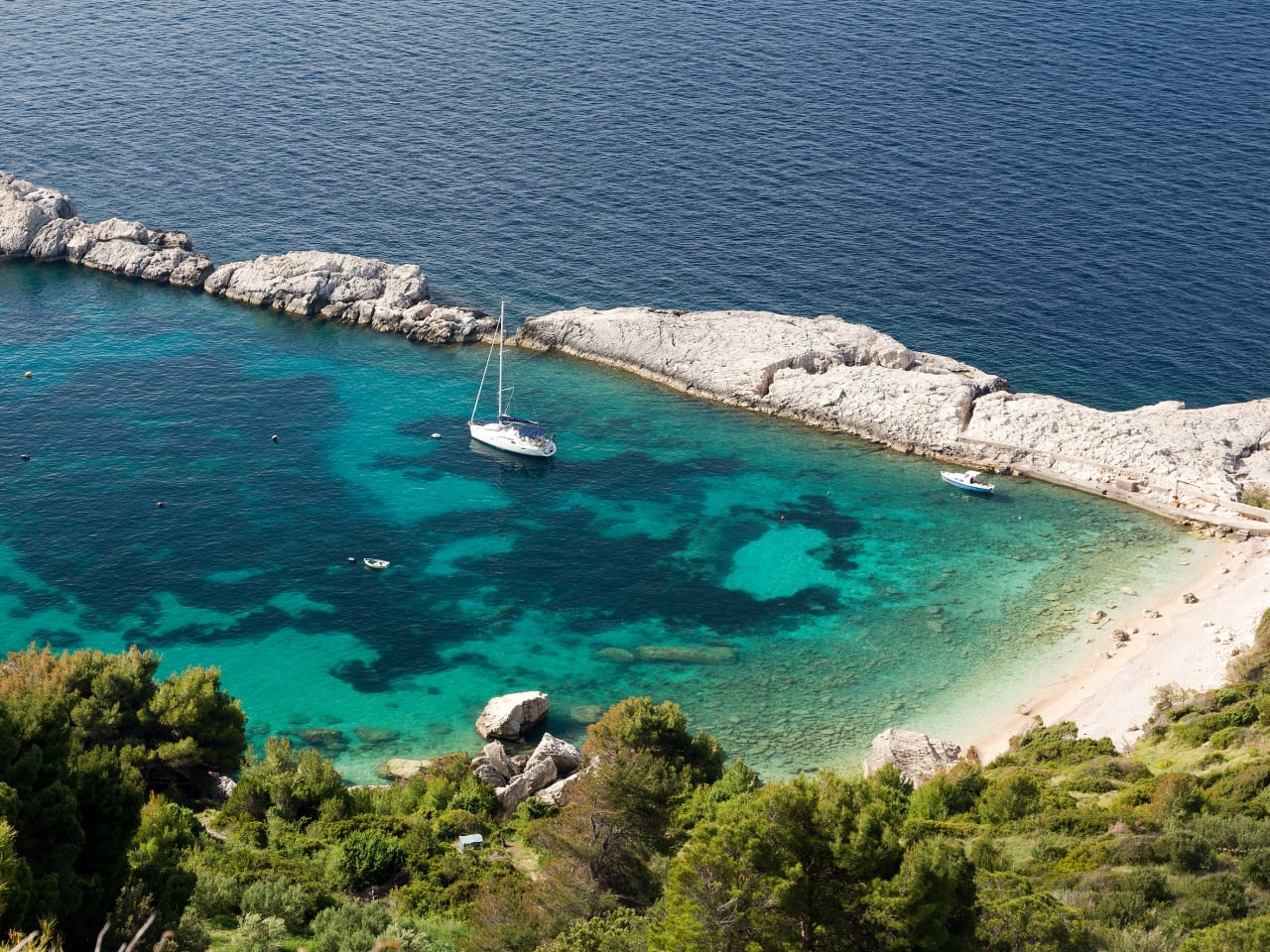 Ein Segelboot ankert in einer kleinen Bucht, Insel Hvar, Kroatien ©Tim Mannakee/HUBER IMAGES
