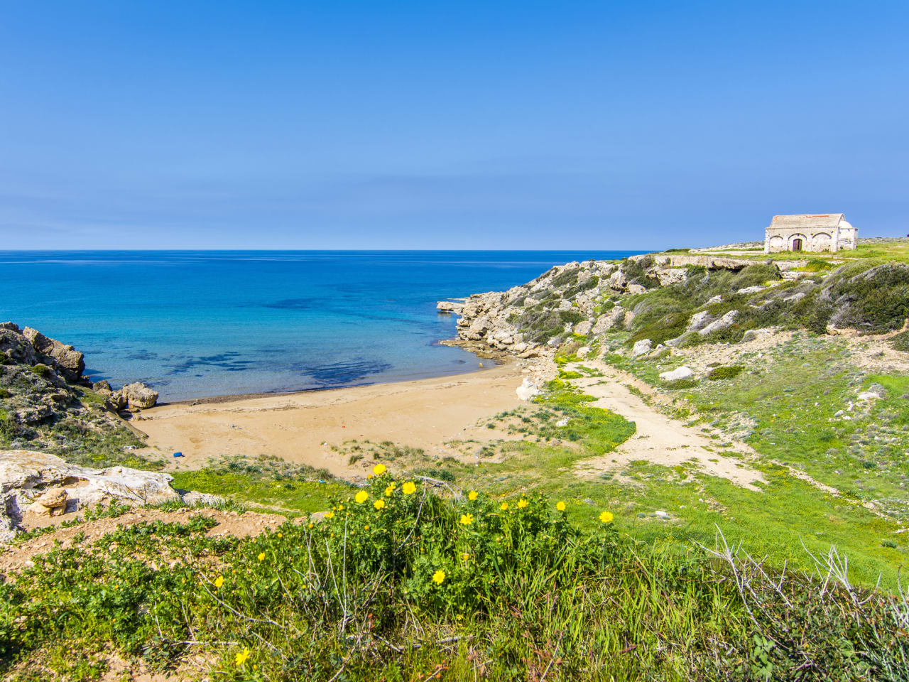 Ein schöner Strand in der Karpaz Region von Nord-Zypern © iStock.com/nejdetduzen