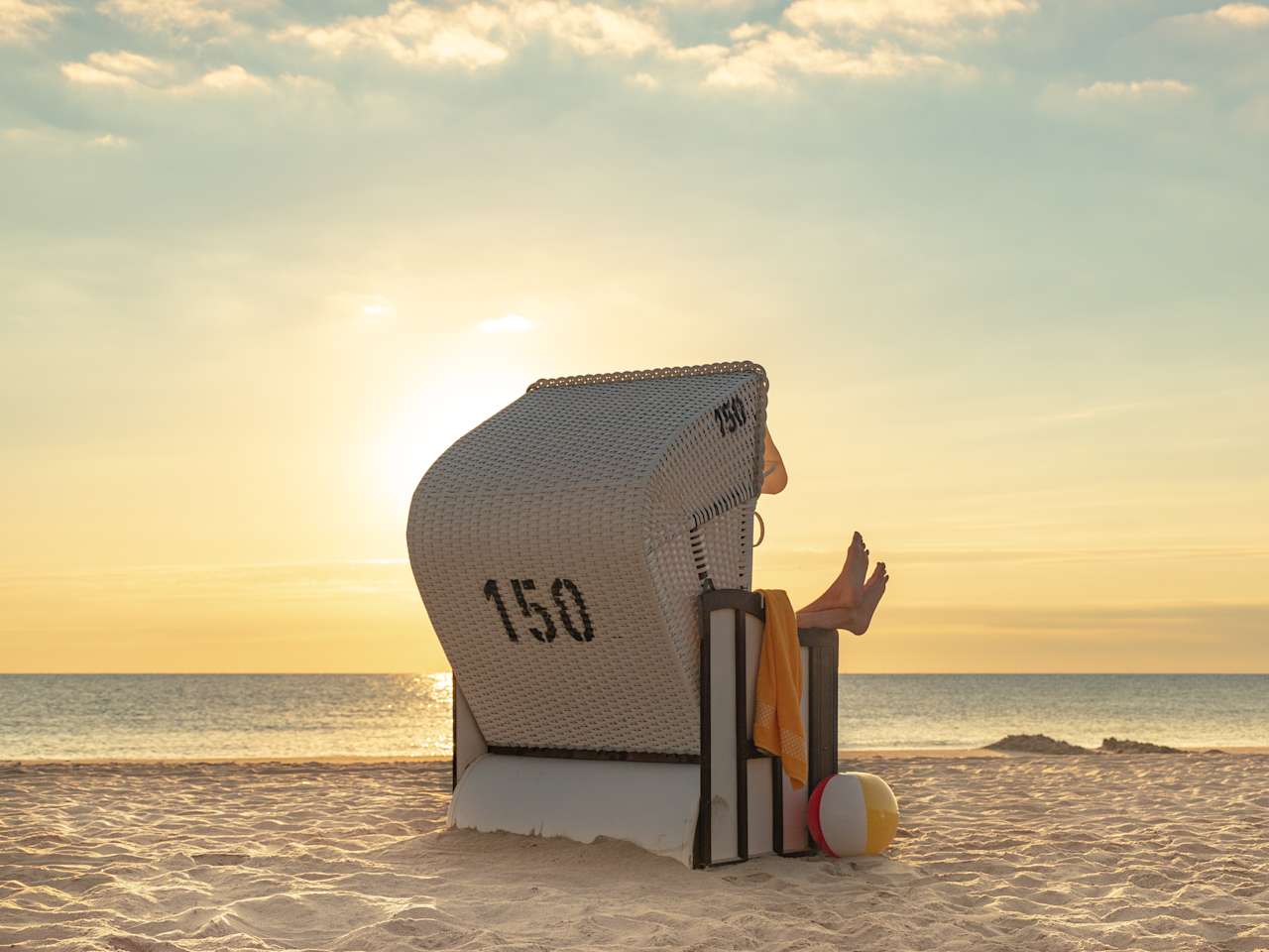 Im Strandkorb entspannt es sich am besten © ii-graphics - stock.adobe.com