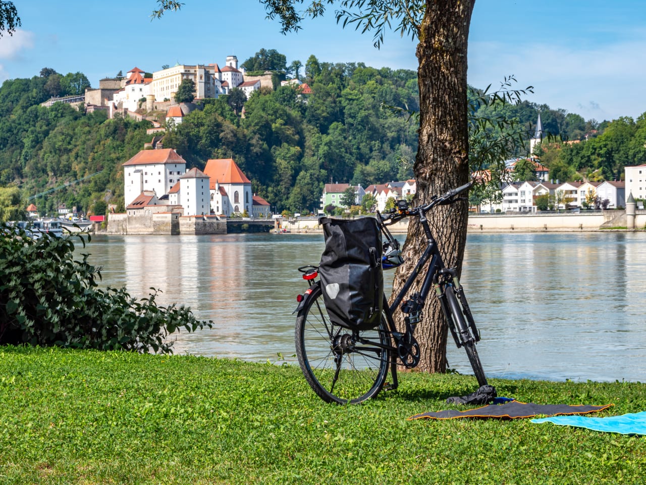Fahrrad an der Donau, Passau, Deutschland © Animaflora/iStock / Getty Images Plus via Getty Images