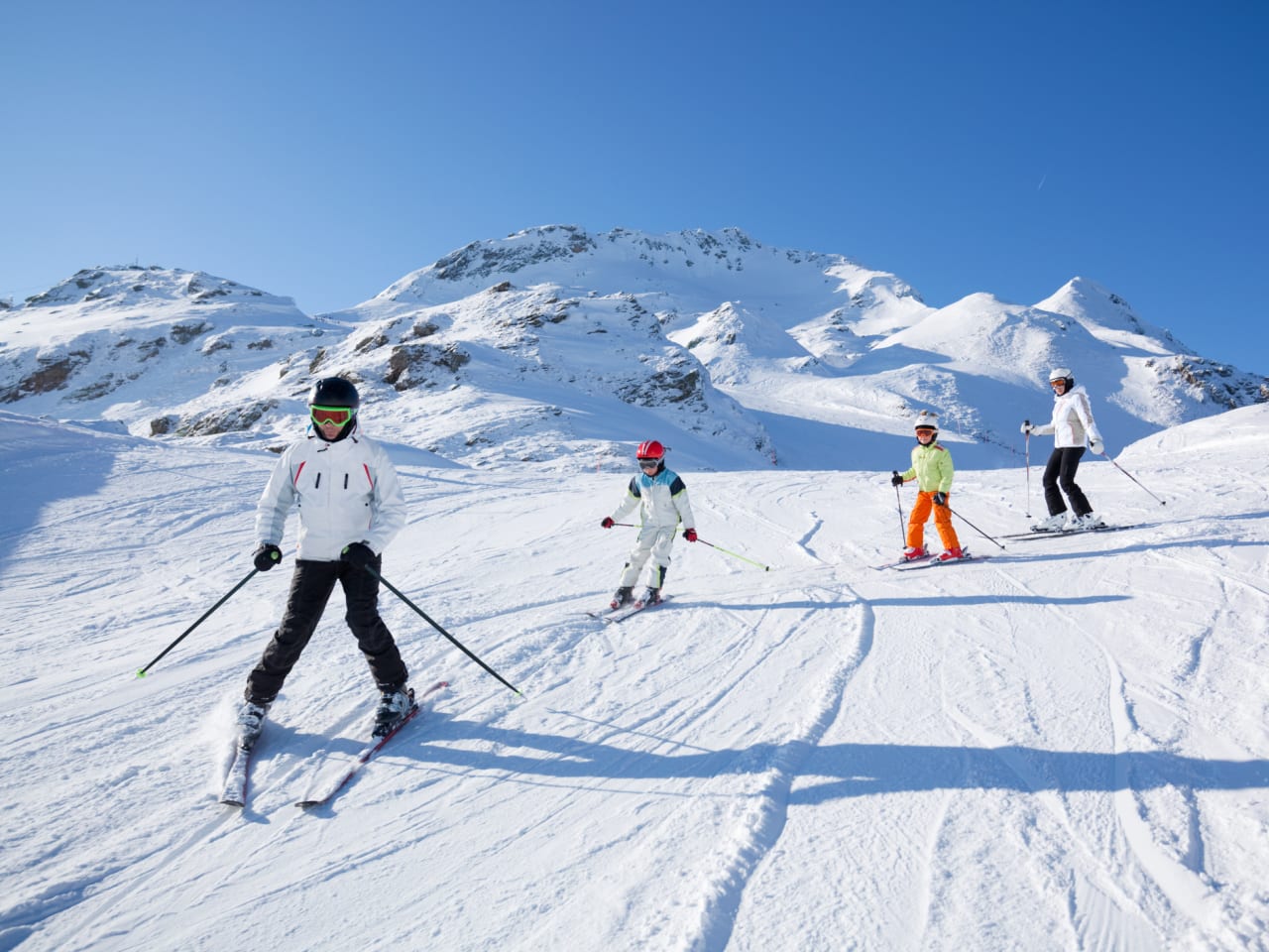 Famile beim Skifahren, Obereggern © amriphoto/E+ via Getty Images