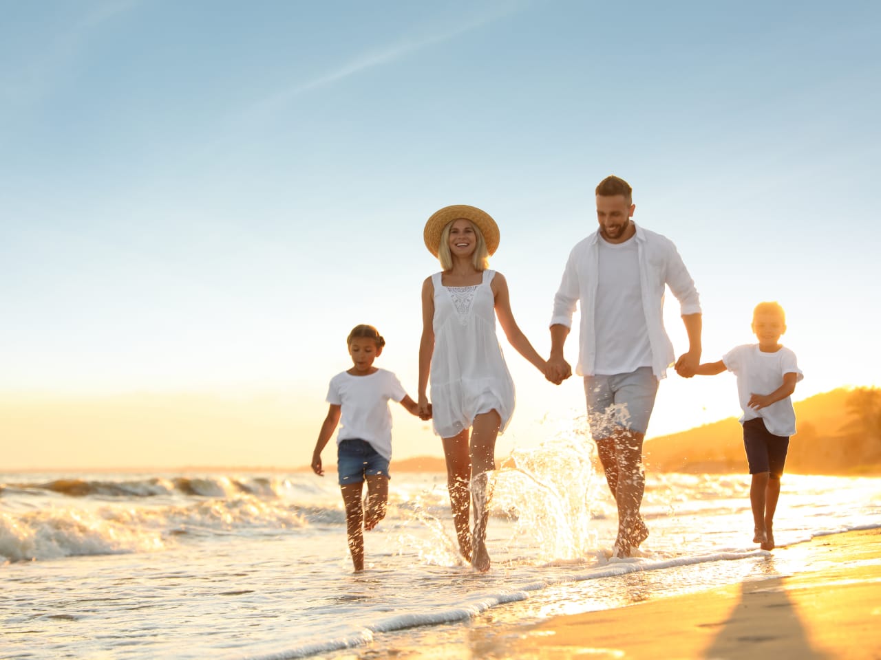 Familienspaziergang am Strand © stock.adobe.com - New Africa
