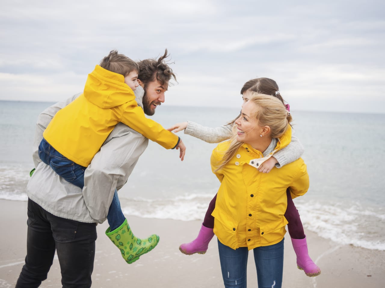 Familie am Strand ©Vesnaandjic/E+ via Getty Images
