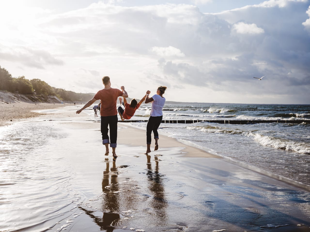 Eine Familie am Ostsee-Strand @ hemminetti - stock.adobe.com