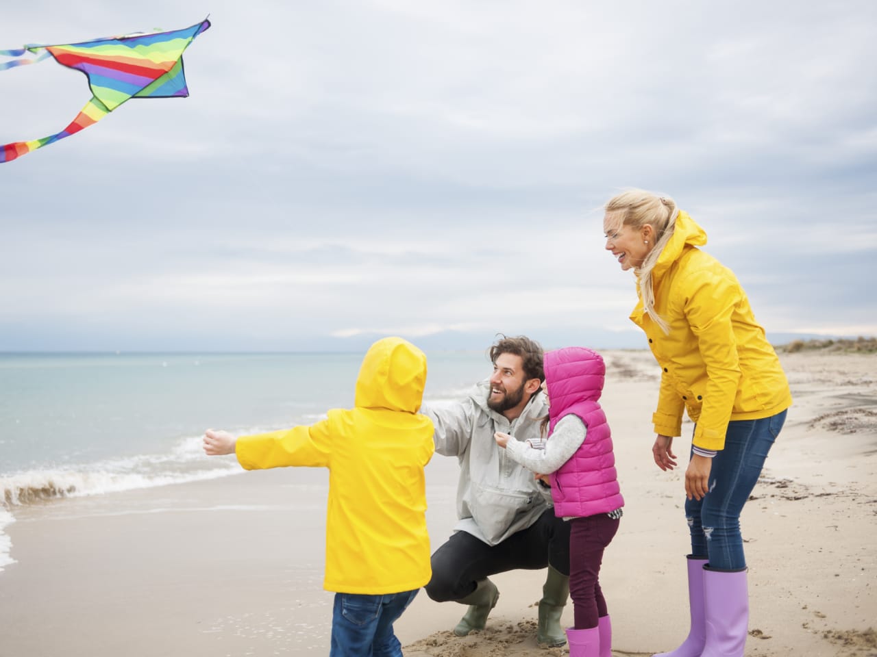 Familie an der Ostsee © Vesnaandjic/E+ via Getty Images