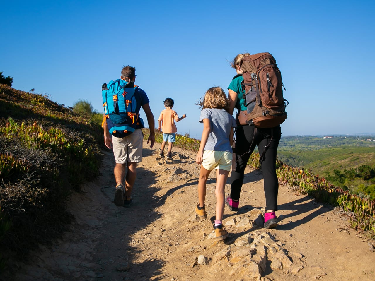 Familie beim Wandern ©MangoStar_Studio/iStock / Getty Images Plus via Getty Images