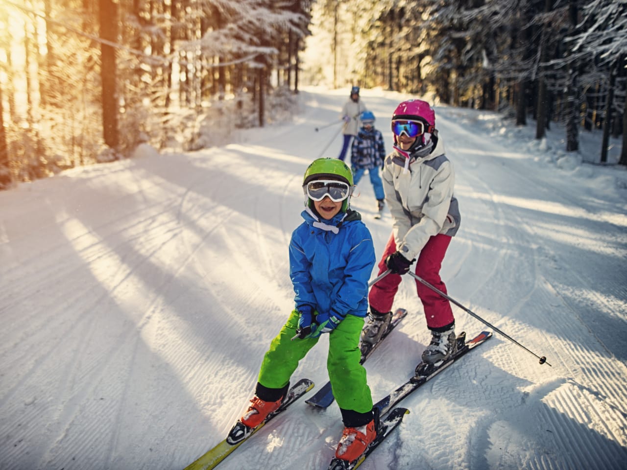 Familie fährt Ski © Imgorthand/E+ iStock / Getty Images Plus via Getty Images