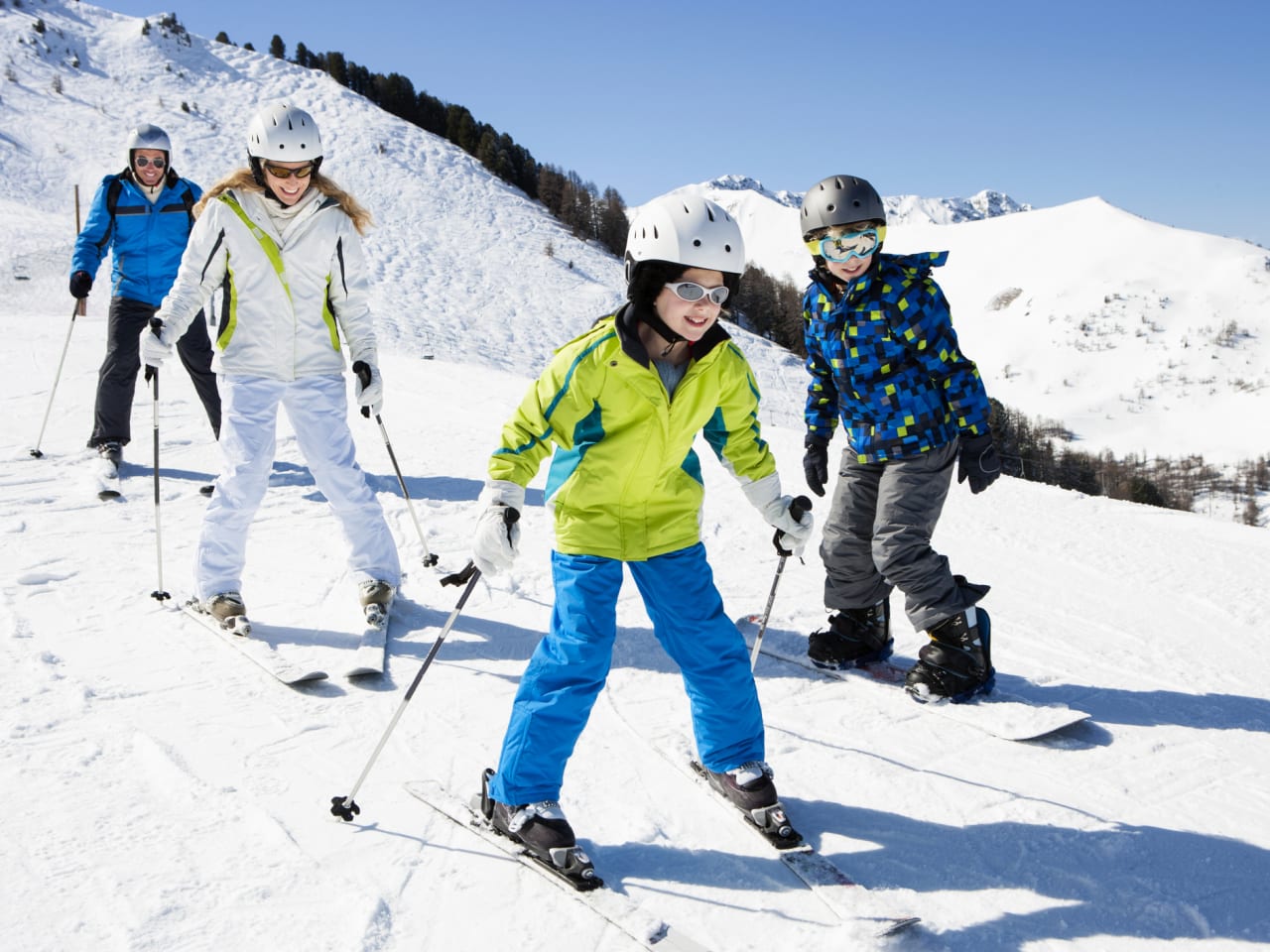 Familie fährt Ski in Bayern © SolStock/E+ via Getty Images