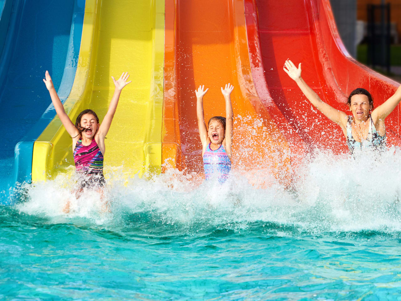 Familie hat Spass beim Rutschen © Sebastian Condrea/moment via Getty Images