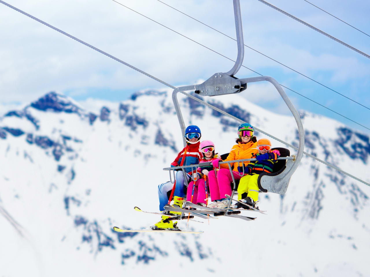 Familie im Skilift in den Bergen ©iStock.com/FamVeld