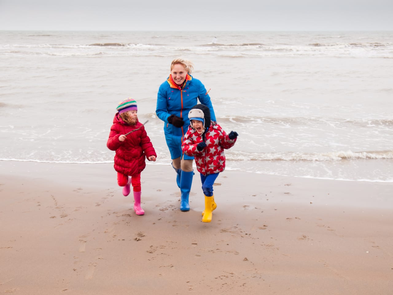 Familie in Regenkleidung ©DNHanlon/iStock / Getty Images Plus via Getty Images