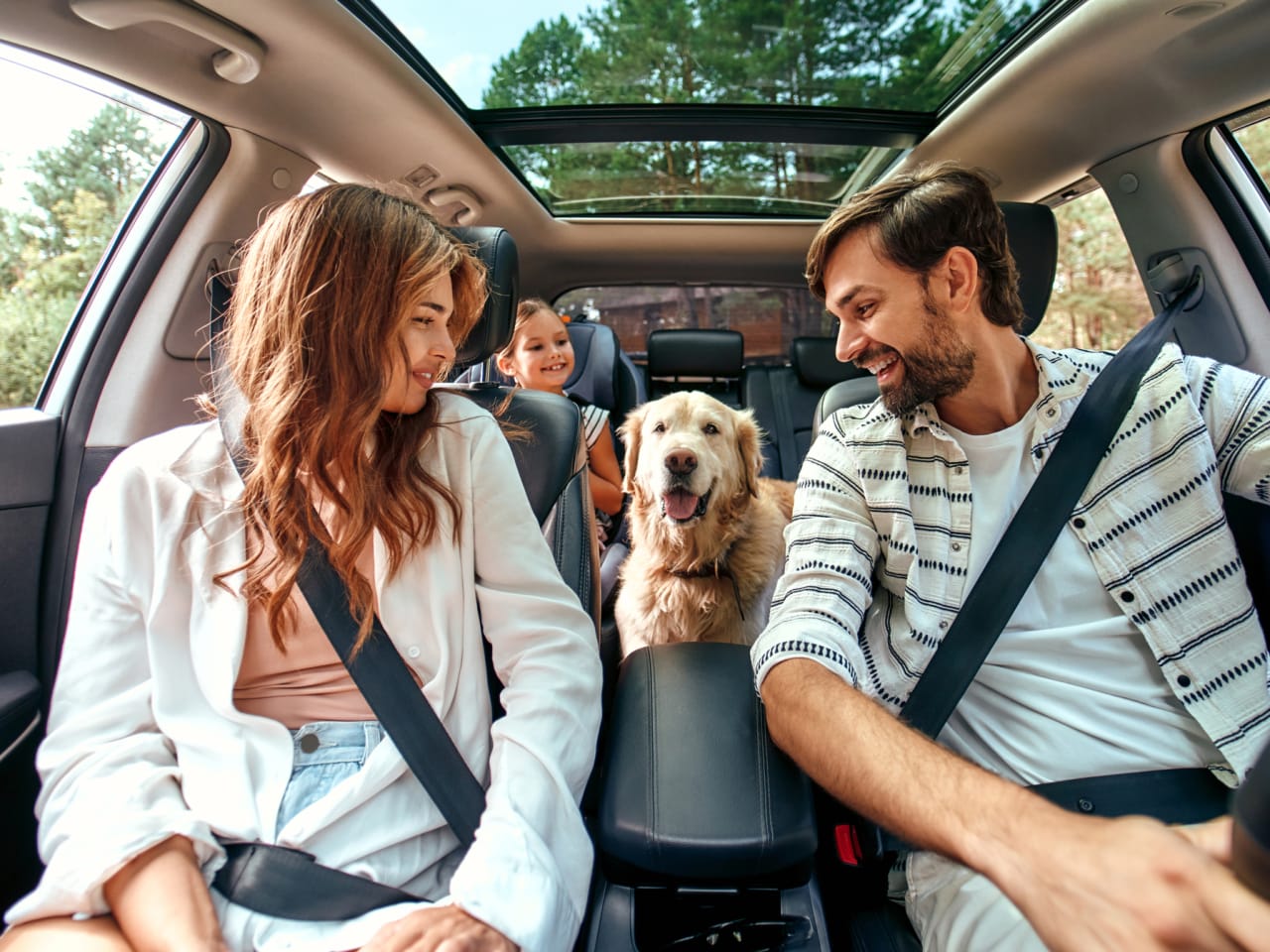 Familie mit Hund im Auto © Valerii Apetroaiei/iStock / Getty Images Plus via Getty Images
