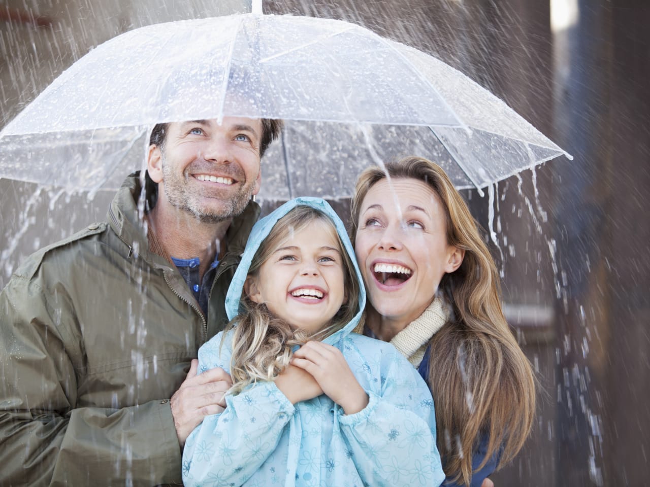 Familie unter Regenschirm © Chris Ryan/iStock / Getty Images Plus via Getty Images
