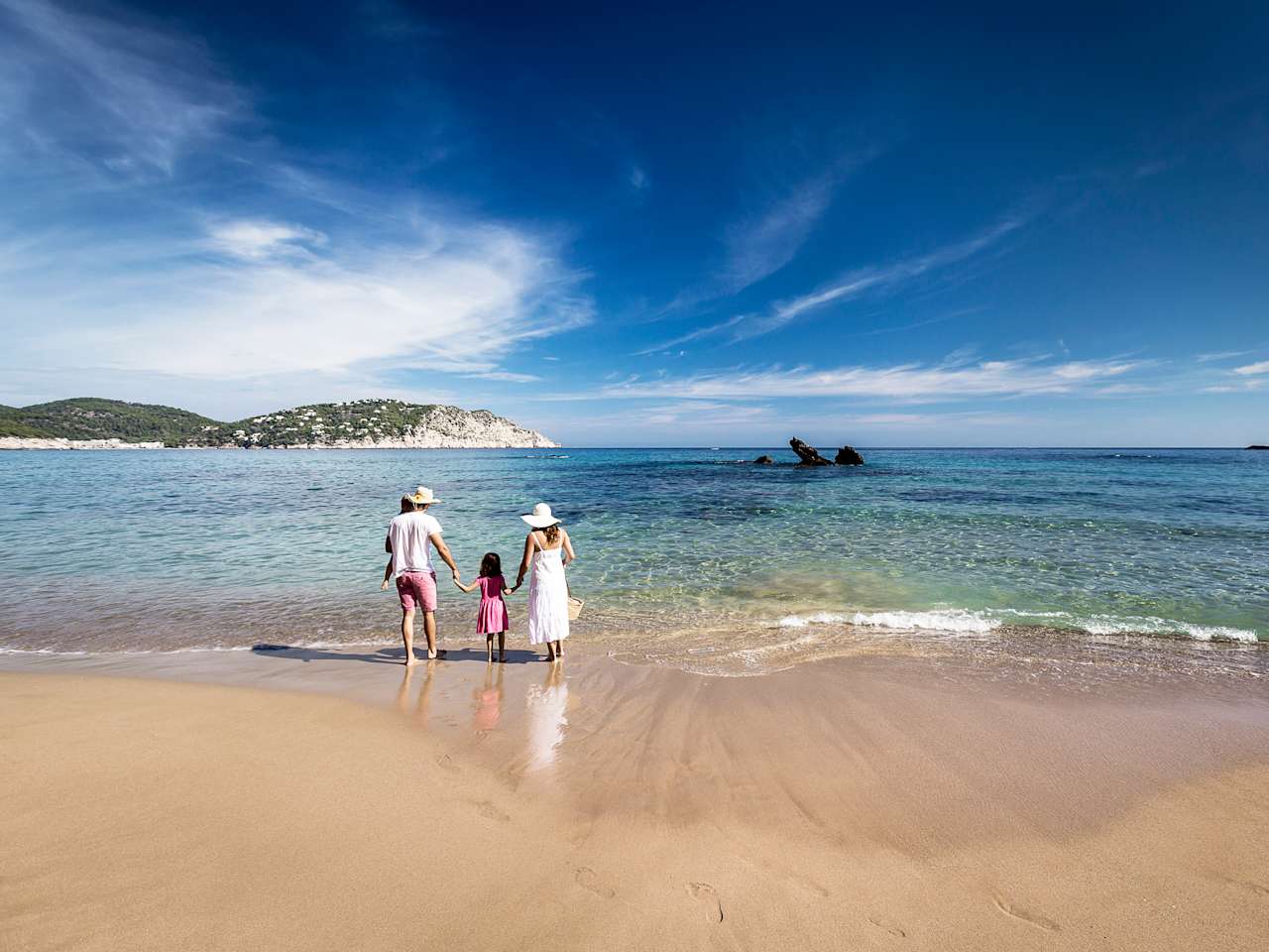 Eine Familie am Strand auf Ibiza