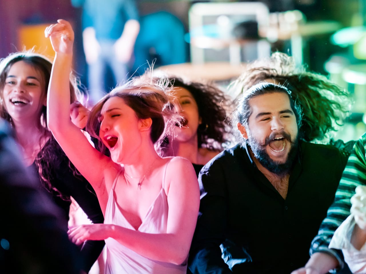 Feiern bei einem Konzert © ZeynepKaya/E+ via Getty Images