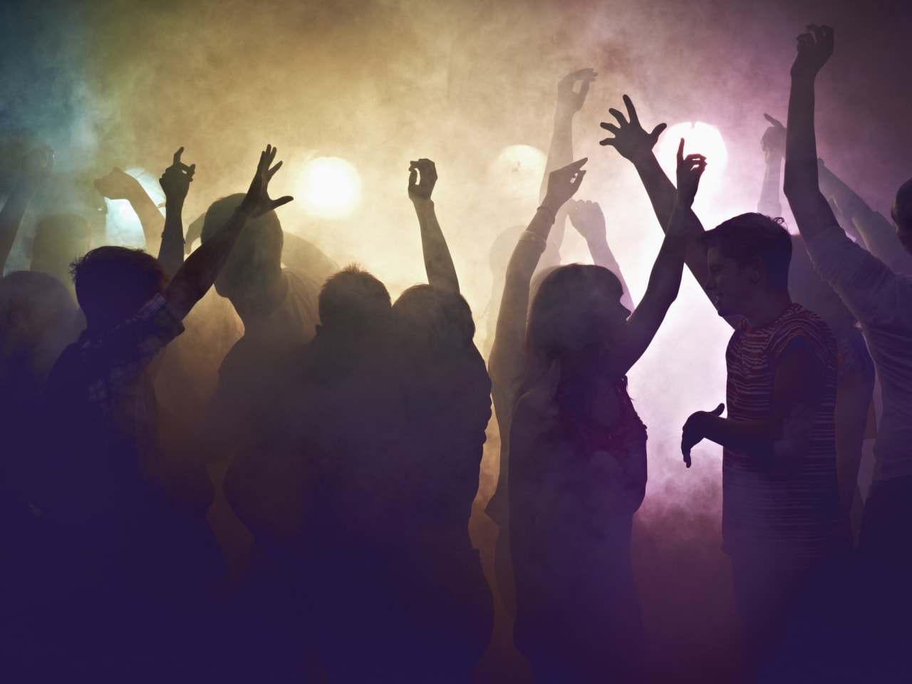 Feiern im Club © Flashpop/DigitalVision via Getty Images