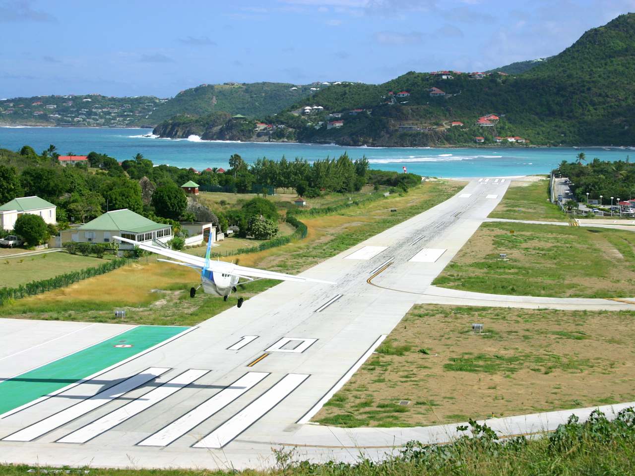Ein Flugzeug landet auf der sehr kurzen Landebahn am Flughafen in St. Barth.