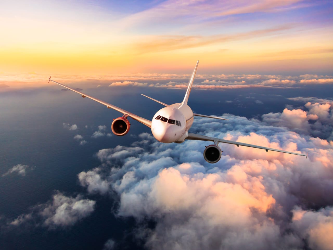 Flugzeug über den Wolken © Jag_cz/iStock / Getty Images Plus via Getty Images