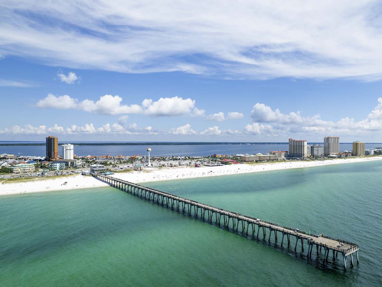 Ausblick auf den langen Pier von Fort Walton Beach, Florida und das umliegende Meer