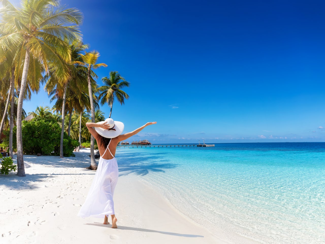 Frau am Strand, Malediven © SHansche/iStock / Getty Images Plus via Getty Images