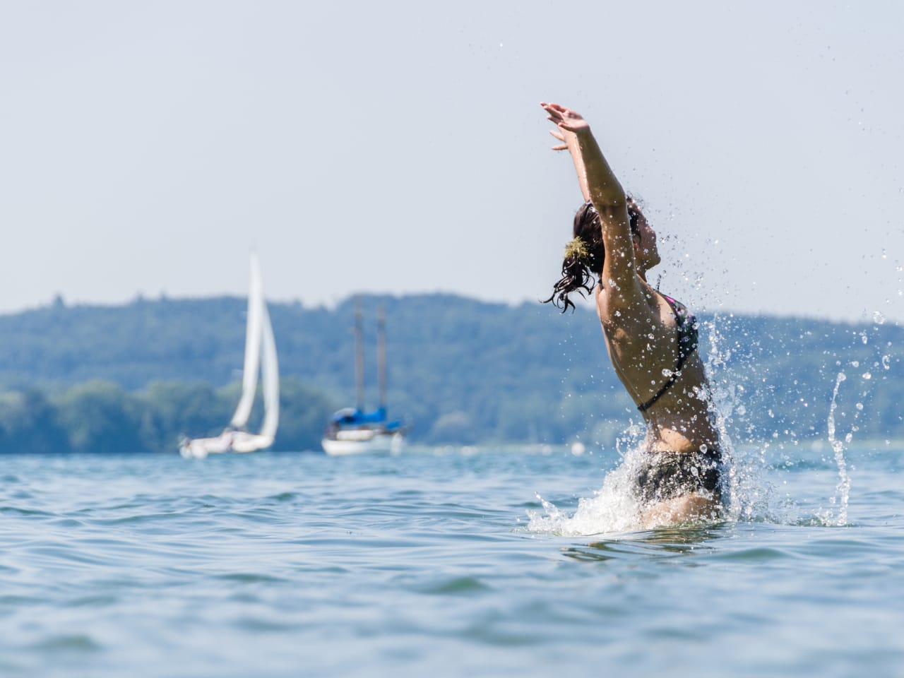 Eine Frau beim Baden im Bodensee © AK-Snapshot – stock.adobe.com