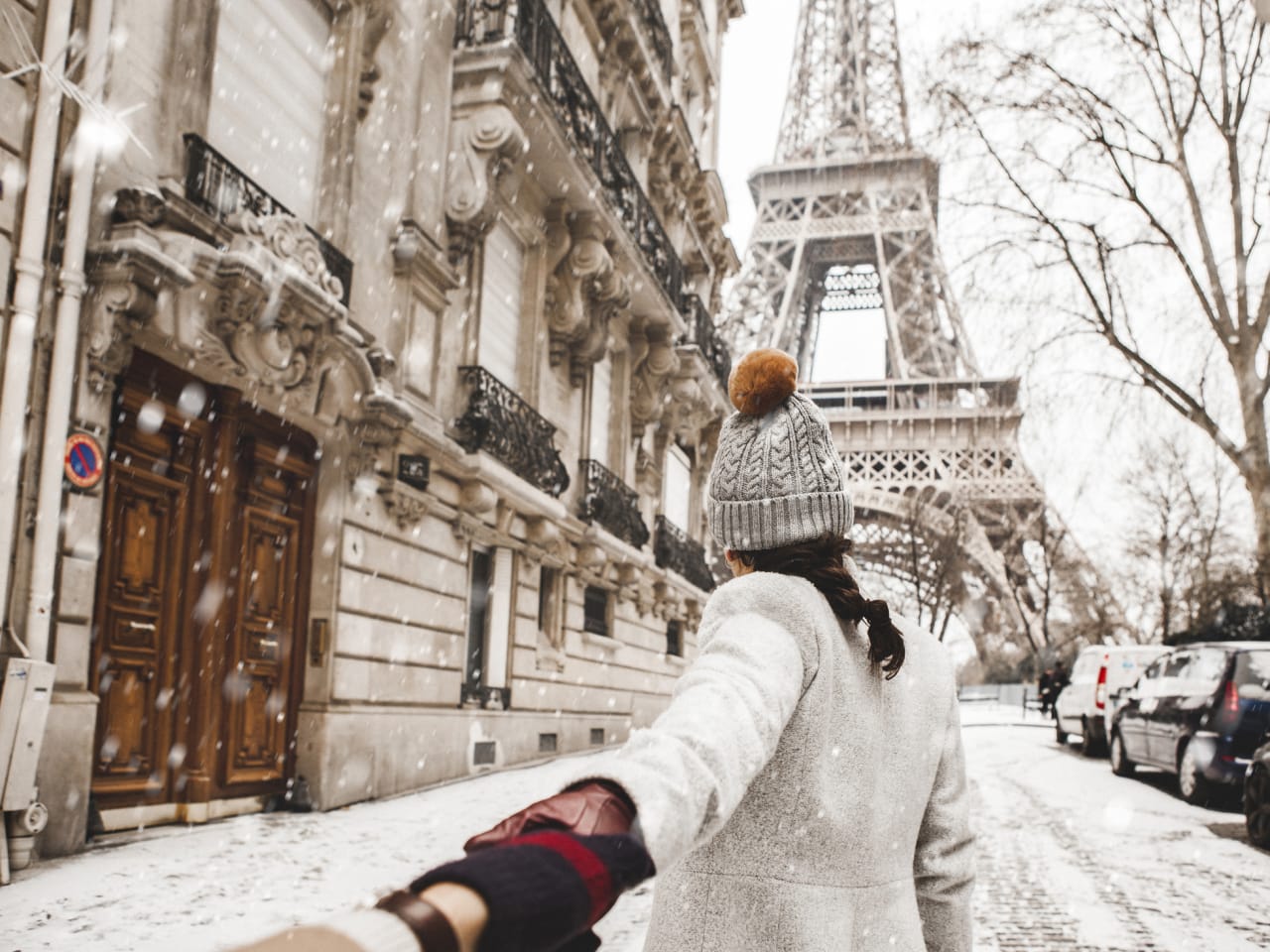 Frau im winterlichen Paris © Orbon Alija/E+ via Getty Images