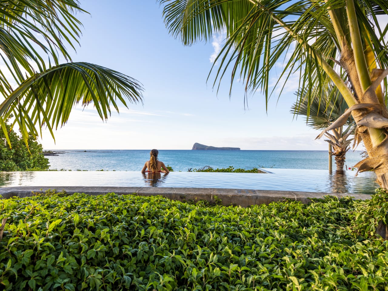 Frau in einem Pool auf Mauritius © Andrea Comi/Moment via Getty Images