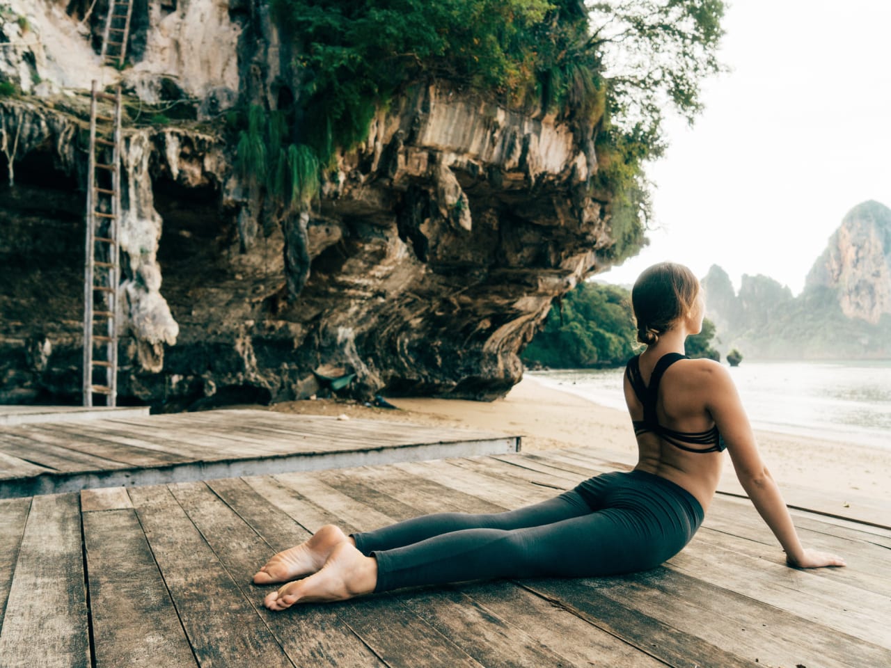 Frau macht Yoga in Thailand © Oleh_Slobodeniuk/E+ via Getty Images