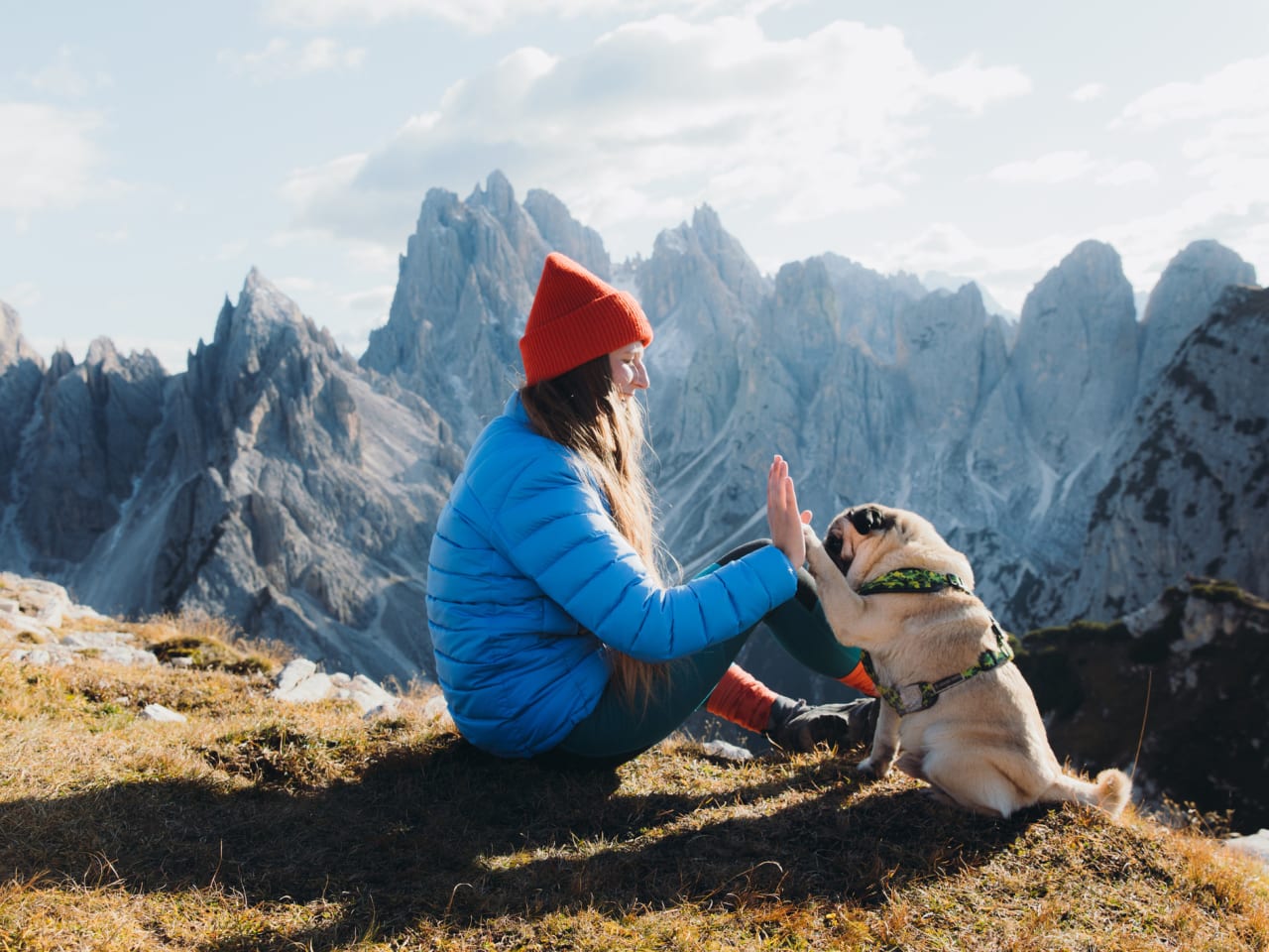 Frau mit Hund, Dolomiten © Anastasiia Shavshyna/E+ via Getty Images