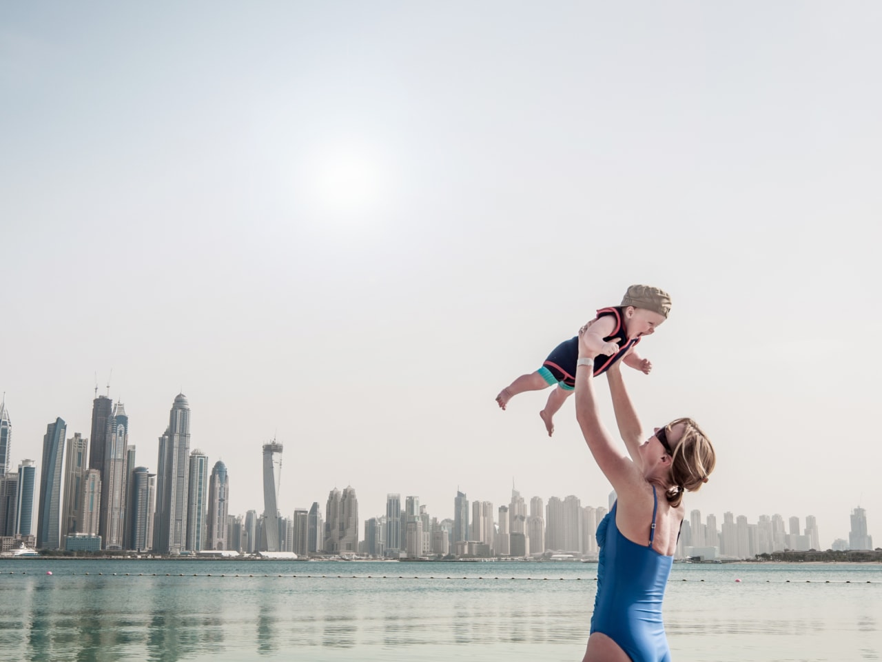 Frau mit Kind, Dubai © ImageGap/iStock / Getty Images Plus via Getty Images