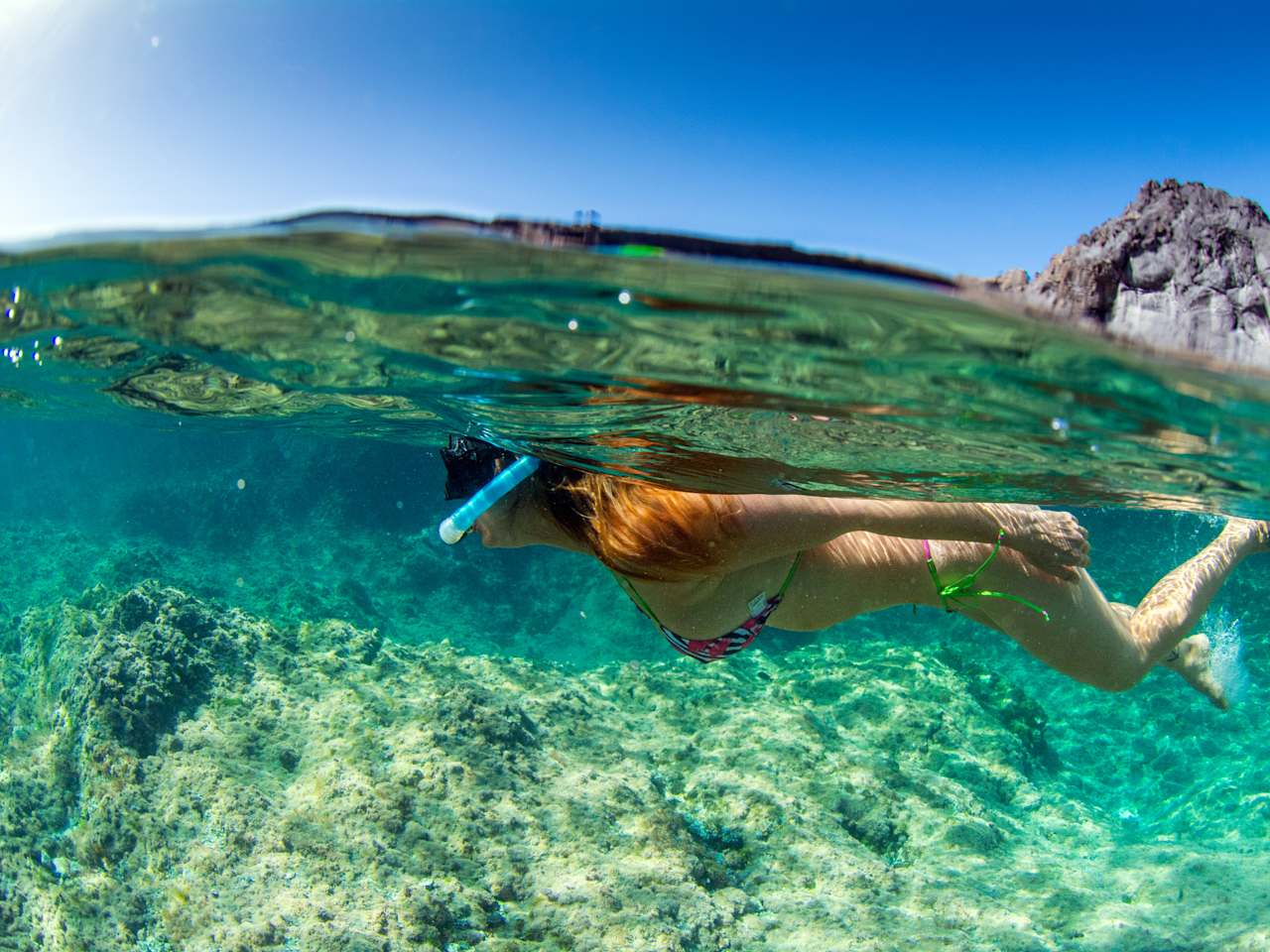 Frau schnorchelt im klaren Wasser der Kanarischen Inseln, Teneriffa ©iStock.com/Christian Herzog