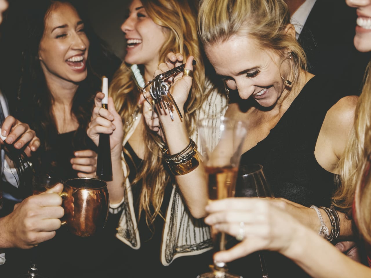 Frauen haben Spaß im Club © The Good Brigade/DigitalVision via Getty Images