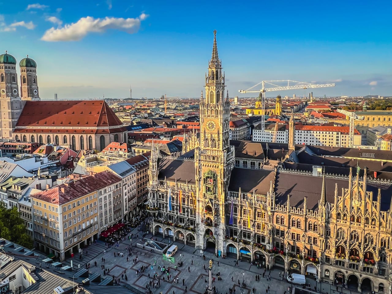 Frauenkirche und Rathaus München © mbell/Moment via Getty Images
