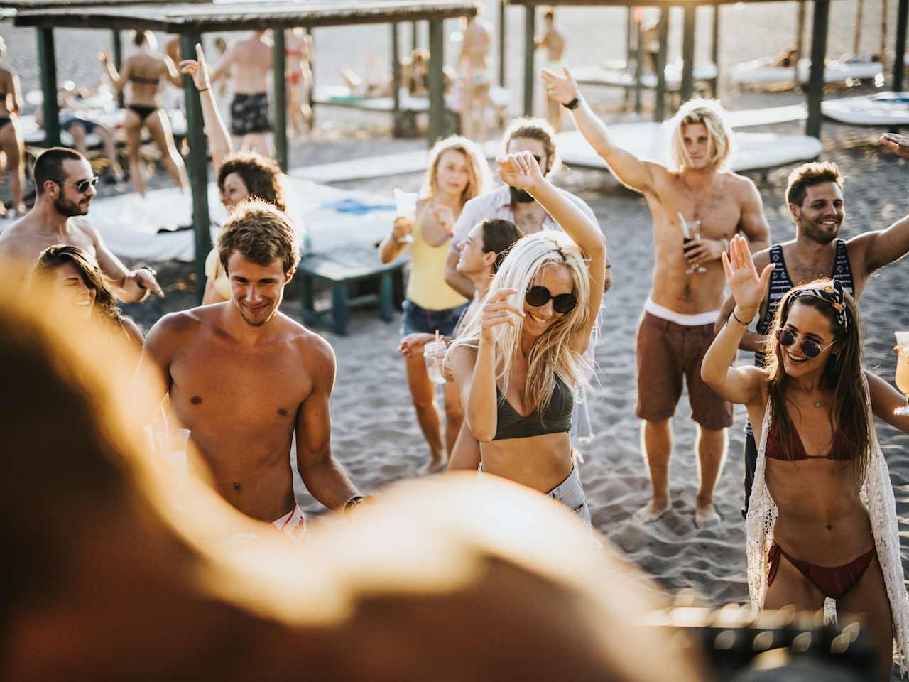 Freunde auf einer Beach Party ©skynesher/E+ via Getty Images