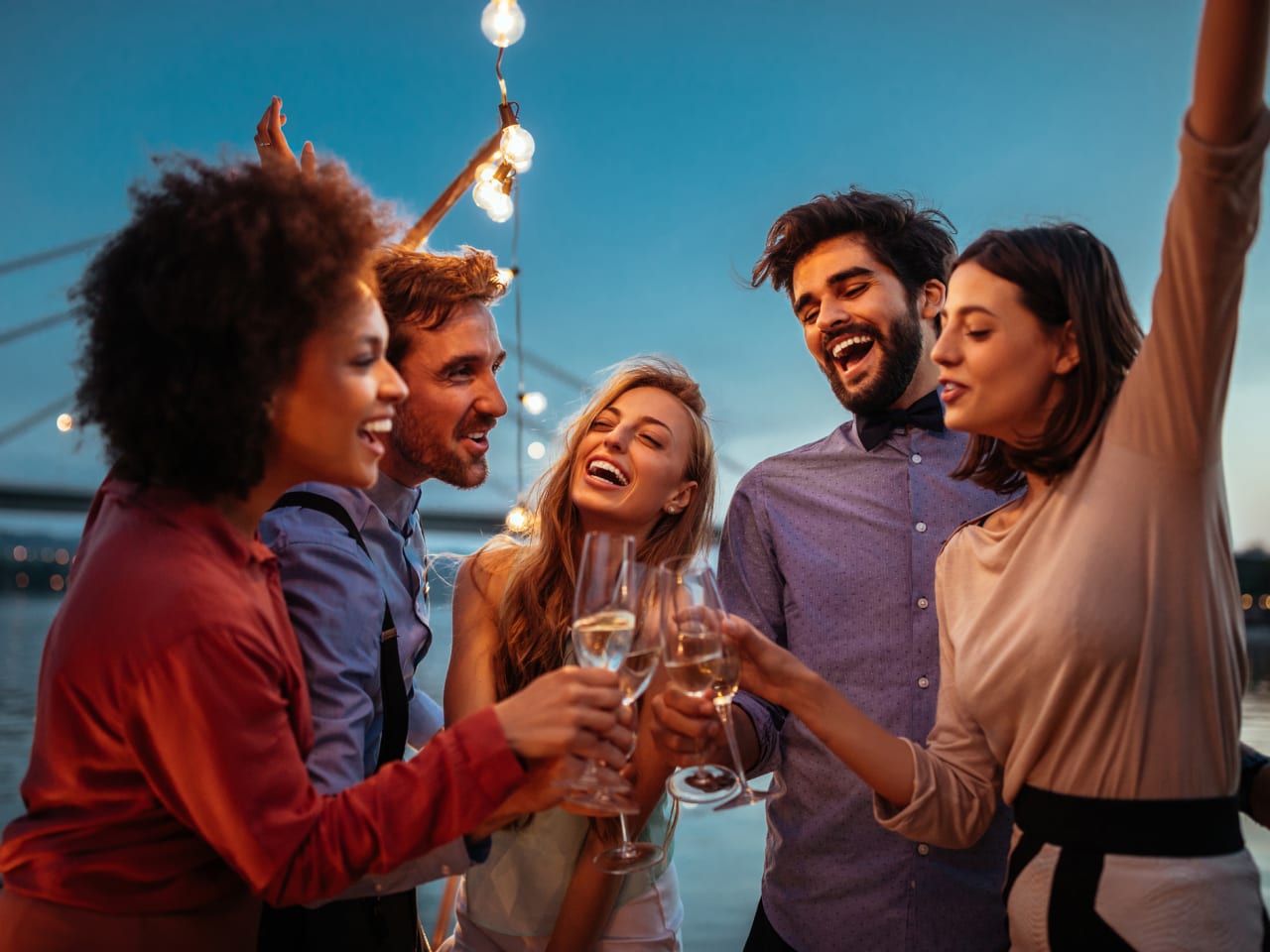 Freunde haben gemeinsam eine gute Zeit auf einem Boot. © bernardbodo/iStock / Getty Images Plus via Getty Images