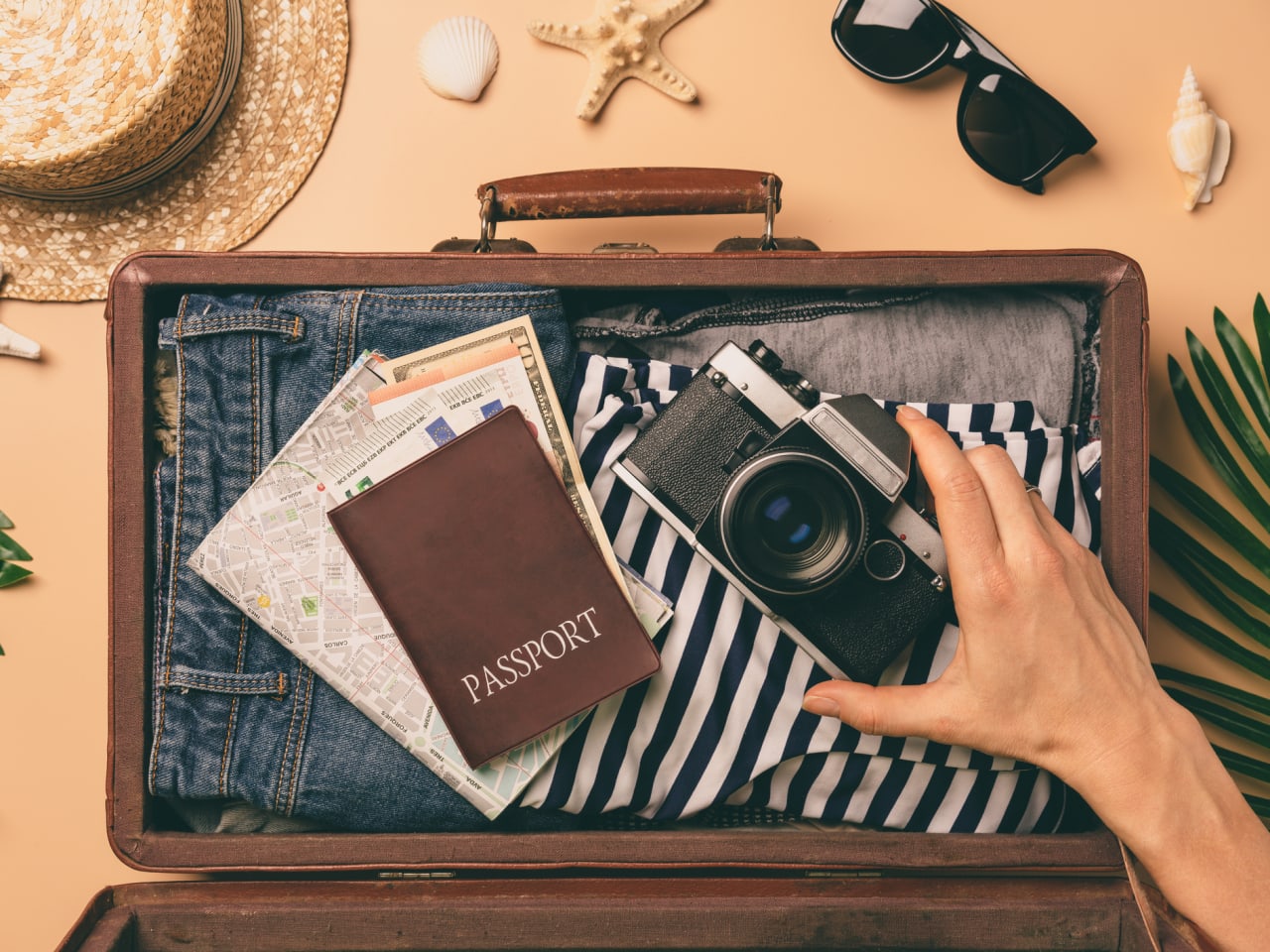 Gepackter Koffer für Badeurlaub © Tatiana Goskova / 500px/500Px Plus via Getty Images
