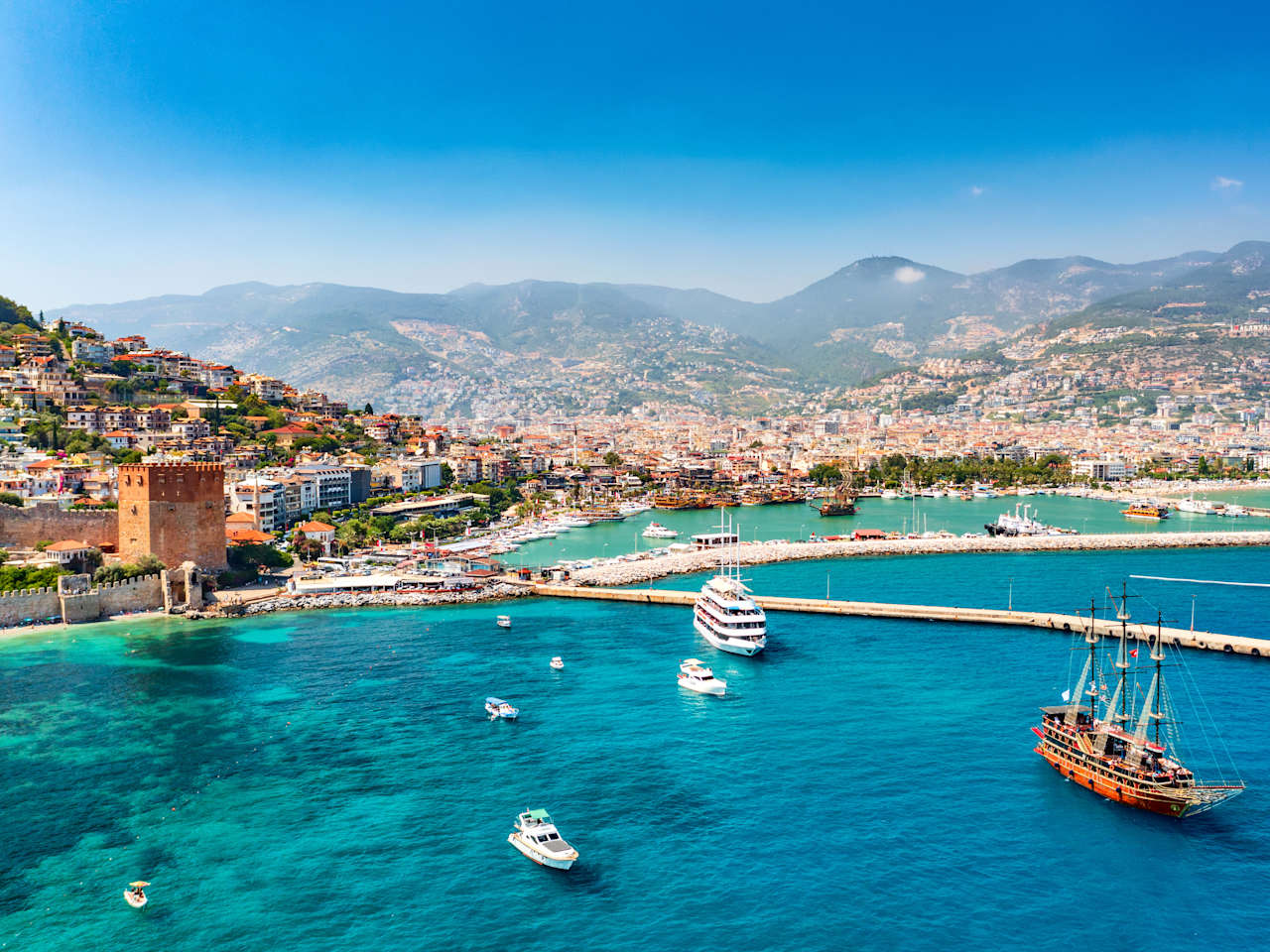 Ausblick auf den Hafen von Alanya, Türkei